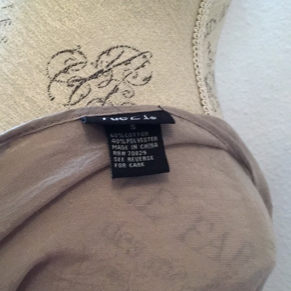 Beautiful sheer Rue 21 Vintage style . - Picture 5 of 7